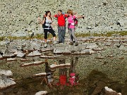 19 Al Laghetto di Cadelle (2057 m) dal fondo colorato di rosa